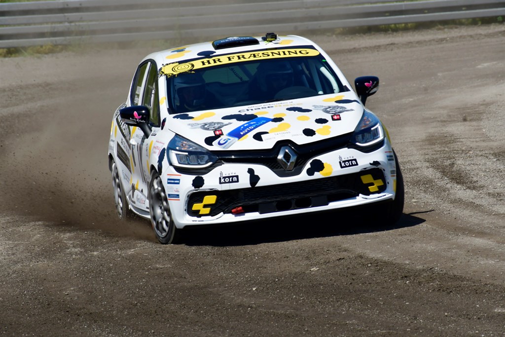 Selvom Simon Vallentin med overlæg lagde forsigtigt ud med sin genopbyggede Renault Clio R3T på den indledende rallycrossprøve kørte han alligevel fra klasselederen Kim Boisen i BMW M1, og det gentog sig på de øvrige grusprøver i rallyet
(Foto: MD/specialpress@gmail.com)